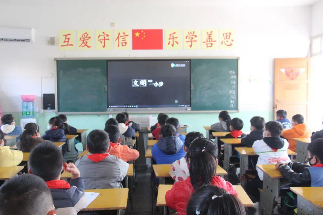 华裔掌握着这个国家全部经济命脉，地位无人能撼动，谁都不敢惹